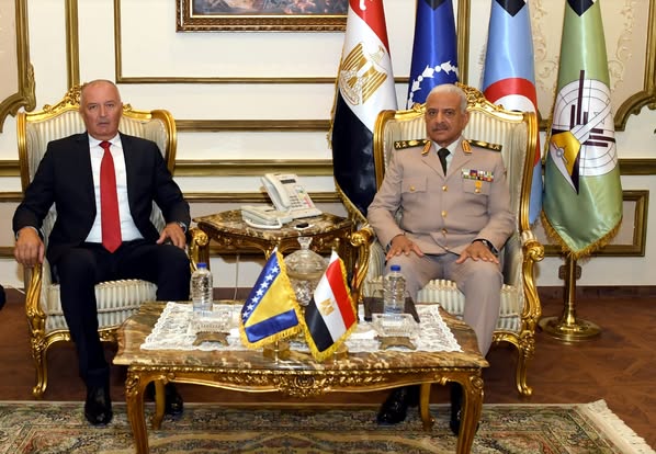 وزير الدفاع يلتقي نظيره البوسني لبحث تعزيز التعاون العسكري بين البلدين