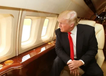 الشرطة الأمريكية تعتقل شخصًا استهدف طائرة ترامب بالليزر