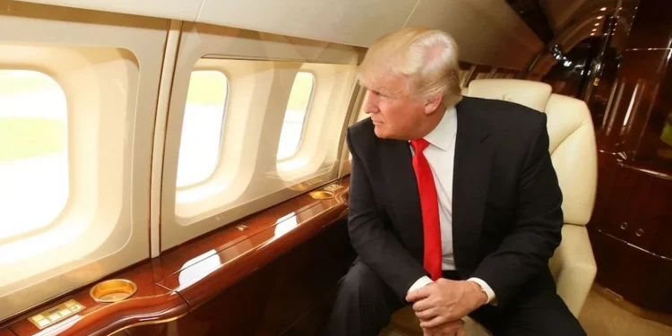 الشرطة الأمريكية تعتقل شخصًا استهدف طائرة ترامب بالليزر