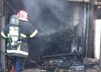 الدفع بسيارتي إطفاء للسيطرة على حريق محل أدوات كهربائية في سوهاج