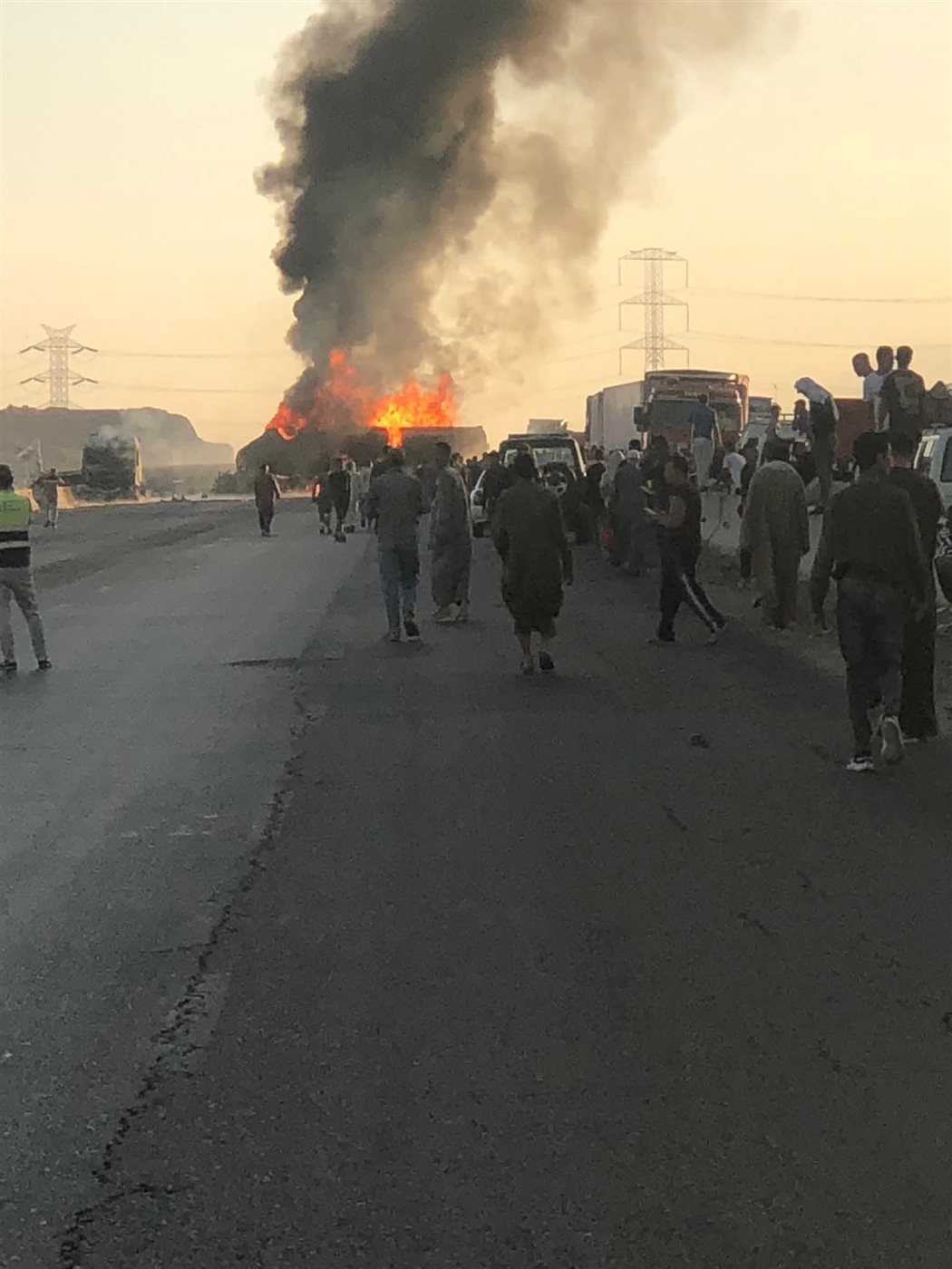حريق هائل ومصابون في اصطدام سيارة مواد بترولية بسيارتين أخريين بالطريق الإقليمي
