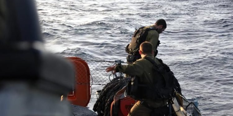 الاحتلال الإسرائيلي يعتقل 7 صيادين قبالة ساحل غزة