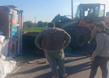 إعادة فتح طريق القاهرة الإسكندرية الزراعي بعد رفع آثار انقلاب تريلا بالقليوبية