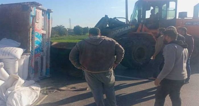 إعادة فتح طريق القاهرة الإسكندرية الزراعي بعد رفع آثار انقلاب تريلا بالقليوبية