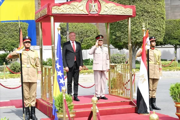 وزير الدفاع يلتقي نظيره البوسني لبحث تعزيز التعاون العسكري بين البلدين