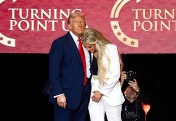 أحضان وقبلات ترامب لأرملة تشارلي كيرك تُثير جدلاً واسعًا على مواقع التواصل الاجتماعي