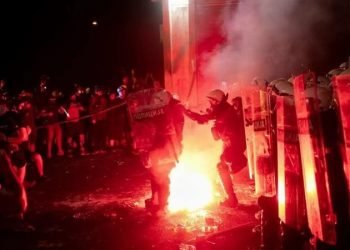 الشرطة الصربية تواجه تظاهرات الآلاف ضد الرئيس في نوفي ساد