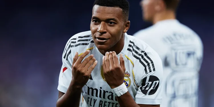 مبابي يعلن غيابه عن حفل الكرة الذهبية 2025