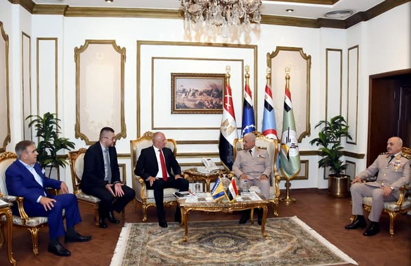 وزير الدفاع يلتقي نظيره البوسني لبحث تعزيز التعاون العسكري بين البلدين