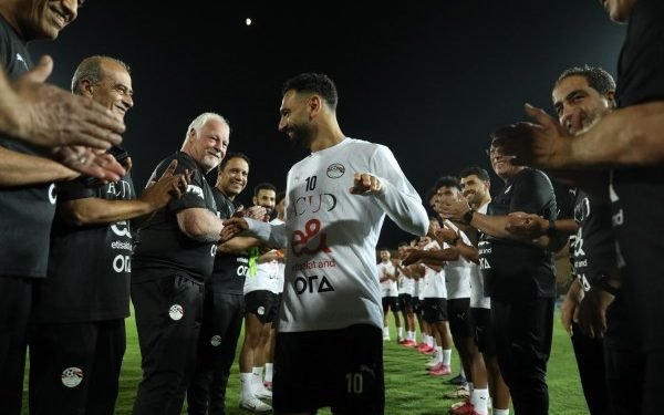 “من غير ضرب”.. ممر شرفي لـ محمد صلاح بعد انضمامه لمعسكر منتخب مصر