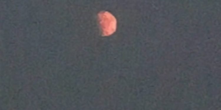 شاهد بالصور.. بدء خسوف القمر في مصر