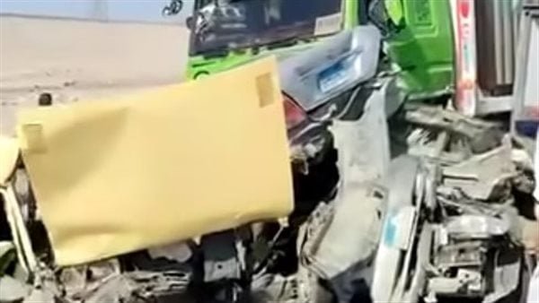 مصرع شخصين وإصابة 7 آخرين في تصادم تريلا أعلى الطريق الأوسطي