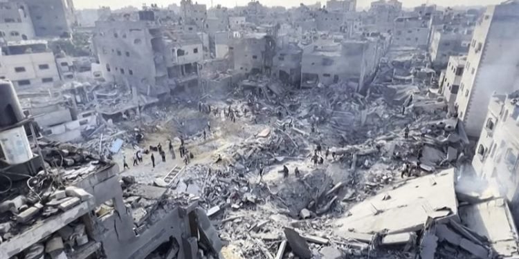 مدير الإغاثة الطبية بغزة: إخلاء المدينة مستحيل وسكانها يرفضون الرحيل