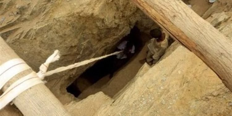 مصرع وإصابة 15 شخصا في انهيار بئر تعدين شمال السودان