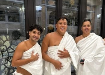 حمو بيكا يؤدي مناسك العمرة