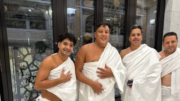 حمو بيكا يؤدي مناسك العمرة