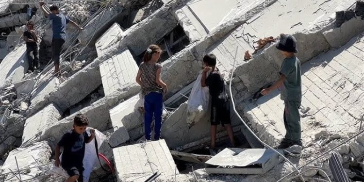 طائرات الاحتلال تنسف برج الكوثر السكني في غزة