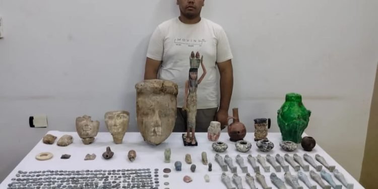 اعتراف تاجر آثار بحفر جبل المنيا واستخراج 577 قطعة أثرية