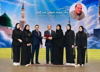 السيسي يمنح نوط الاستحقاق من الطبقة الأولى لأسرة الشهيد خالد شوقي