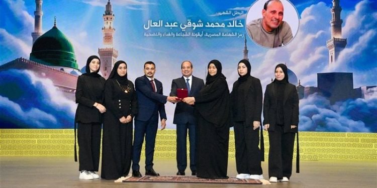 السيسي يمنح نوط الاستحقاق من الطبقة الأولى لأسرة الشهيد خالد شوقي