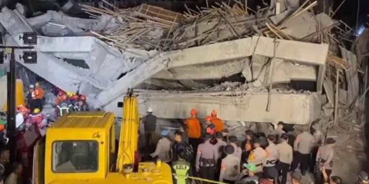 مصرع طالب ومحاصرة عشرات تحت أنقاض مدرسة داخلية بإندونيسيا