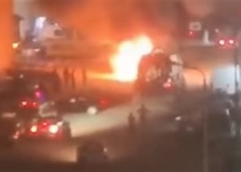 اشتعال النيران في سيارة ميكروباص أمام نفق سبيكو بمنطقة السلام