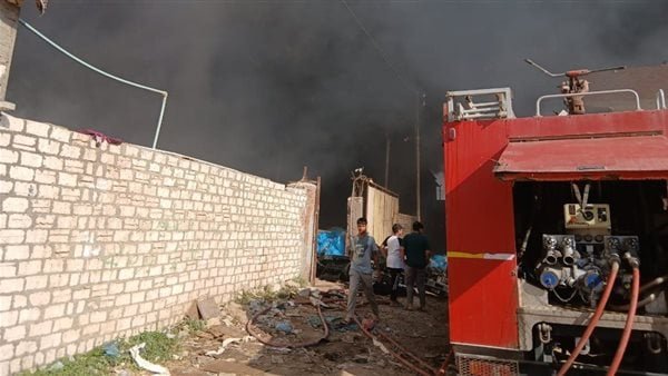 حريق في مخزن مخلفات مصانع كارتون وبلاستيك بالشرقية