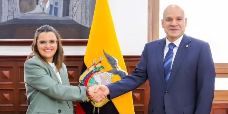 السفير المصري يلتقي نائبة رئيس الإكوادور