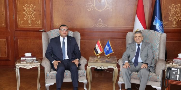 الفريق أسامة ربيع ووزير الإسكان يبحثان إمكانية إنشاء محطات لتحلية المياه بمدن القناة