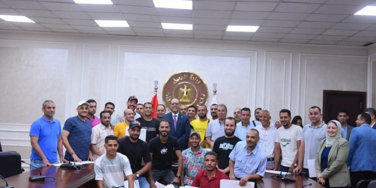 وزير العمل يُسلم عقود لشباب للعمل في دولة الإمارات والبوسنة والهرسك