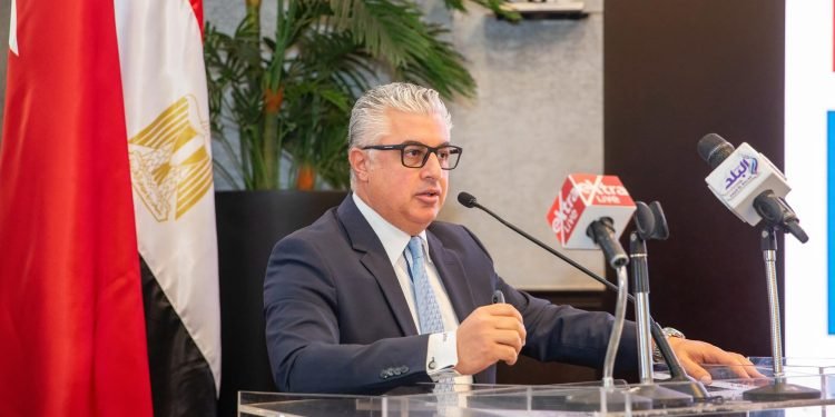 رئيس اقتصادية قناة السويس يستعرض الفرص الاستثمارية بالهيئة في جلسة “آفاق الاستثمار واستراتيجيات النمو”