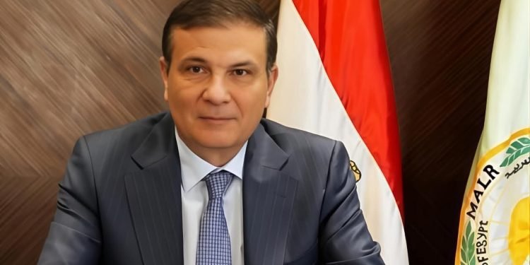 وزير الزراعة يتابع جهود وأعمال توفير الأسمدة وضمان وصولها للمزارعين في جميع المحافظات