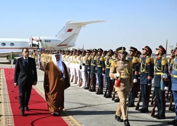 رئيس الوزراء يستقبل ولي عهد مملكة البحرين بمطار القاهرة الدولي