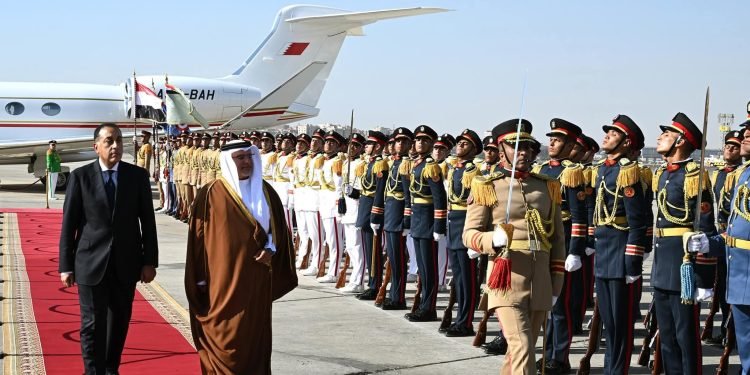رئيس الوزراء يستقبل ولي عهد مملكة البحرين بمطار القاهرة الدولي