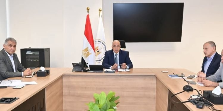 وزير الري يتابع إجراءات مصلحة الميكانيكا والكهرباء لمواجهة الطوارئ