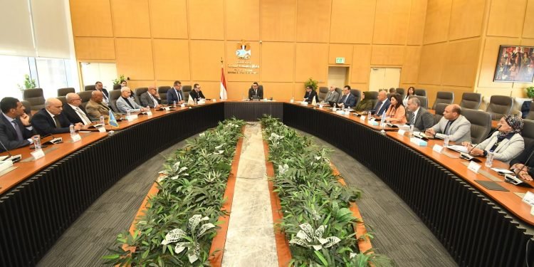 وزير الإسكان يبحث مع كبار المطورين العقاريين الاستراتيجية الوطنية للعمران الأخضر