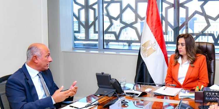 وزيرة التنمية المحلية تجتمع بمسؤولين لمتابعة استعدادات مصر لقمة المناخ COP30