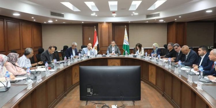 محافظ الجيزة يتابع المشروعات القومية وآليات صرف التعويضات المنسقة