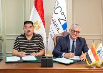 اقتصادية قناة السويس توقع عقد مشروع “شوانفينج” الصينية للملابس الجاهزة بالقنطرة غرب