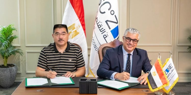 اقتصادية قناة السويس توقع عقد مشروع “شوانفينج” الصينية للملابس الجاهزة بالقنطرة غرب