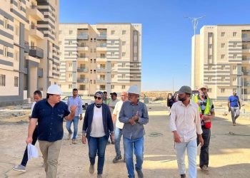 وزير الإسكان يتابع سير العمل بالمشروعات الخدمية والبنية الأساسية بمدينة السويس الجديدة