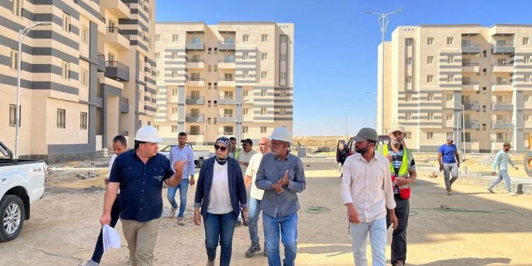 وزير الإسكان يتابع سير العمل بالمشروعات الخدمية والبنية الأساسية بمدينة السويس الجديدة