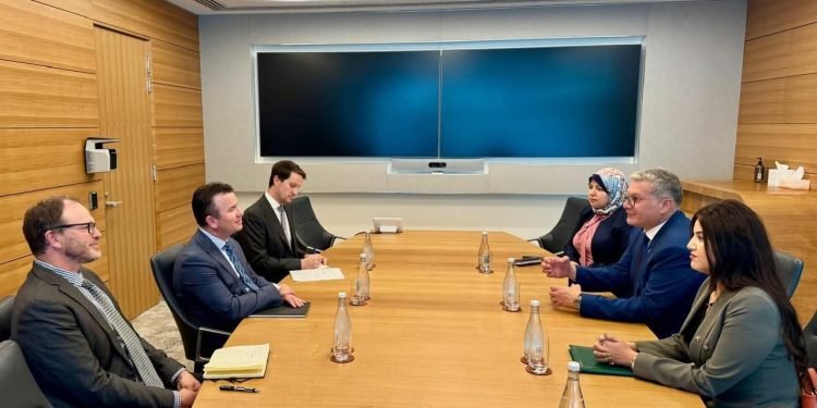 وزير البترول والثروة المعدنية يبحث التعاون مع شركات التعدين والغاز في غرب أستراليا