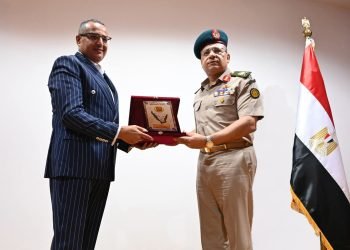 محافظ جنوب سيناء يكرم وفد كلية الدفاع الوطني والدارسين العرب والأفارقة