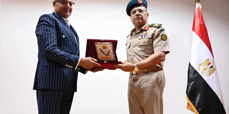 محافظ جنوب سيناء يكرم وفد كلية الدفاع الوطني والدارسين العرب والأفارقة