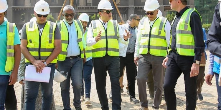 وزير قطاع الأعمال العام يتفقد مشروع إحياء فندق الكونتيننتال التاريخي بوسط القاهرة