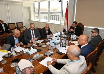 وزير الإسكان يعقد اجتماعاً مع ممثلي شركة أوراسكوم لمتابعة الموقف التنفيذي لعدد من المشروعات