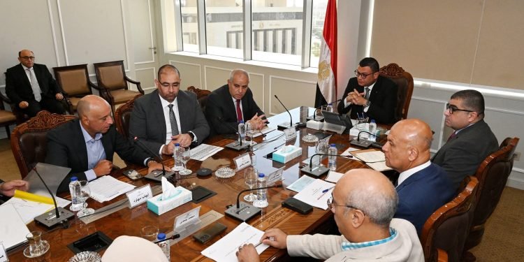 وزير الإسكان يعقد اجتماعاً مع ممثلي شركة أوراسكوم لمتابعة الموقف التنفيذي لعدد من المشروعات