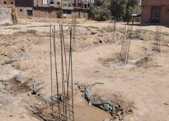 إزالة مخالفة تعدي بالبناء في المهد بحي المطار بمدينة الأقصر