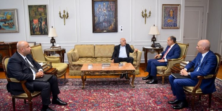 وزير الخارجية يؤكد على أهمية مؤتمر إعادة إعمار غزة والتعافي المبكر